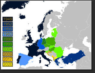 Die Karte zeigt die europäischen NATO-Mitglieder, farblich nach Beitrittsjahren unterschieden. Deutlich wird die Osterweiterung des Bündnisses ab 1999. [Von Patrickneil, - Eigenes Werk, basierend auf: EU1976-1995.svg von glentamara, CC BY-SA 3.0, https://